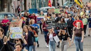 activistas-climaticos-vandalizan-mansion-de-messi