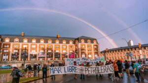 estudiantes-y-docentes-de-universidades-publicas-en-argentina-protestan-contra-recortes-de-fondos-y