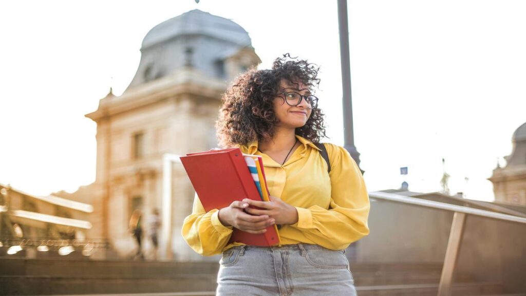 menos-estudiantes-de-secundaria-se-inscriben-en-universidades-a-pesar-de-que-mas-son-elegibles-para