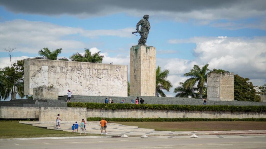 raul-castro-aparece-publicamente-para-desmentir-rumores-sobre-su-salud-y-reafirmar-su-influencia-en