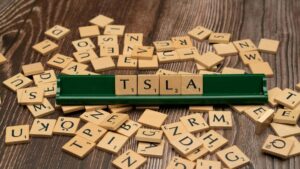 tesla-experimenta-una-caida-del-8%-en-bolsa-tras-el-lanzamiento-del-cybercab-mientras-analistas-advi