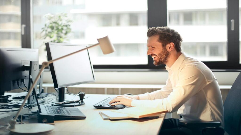 consejos-de-expertos-para-ser-mas-feliz-en-el-trabajo-cuando-te-sientes-estancado