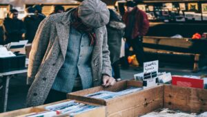 joven-de--anos-ahorra--al-comprar-en-tiendas-de-segunda-mano-y-ofrece-sus-mejores-consejos