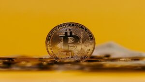 katie-stockton-predice-que-el-bitcoin-podria-alcanzar-los--tras-una-consolidacion-a-corto-plaz