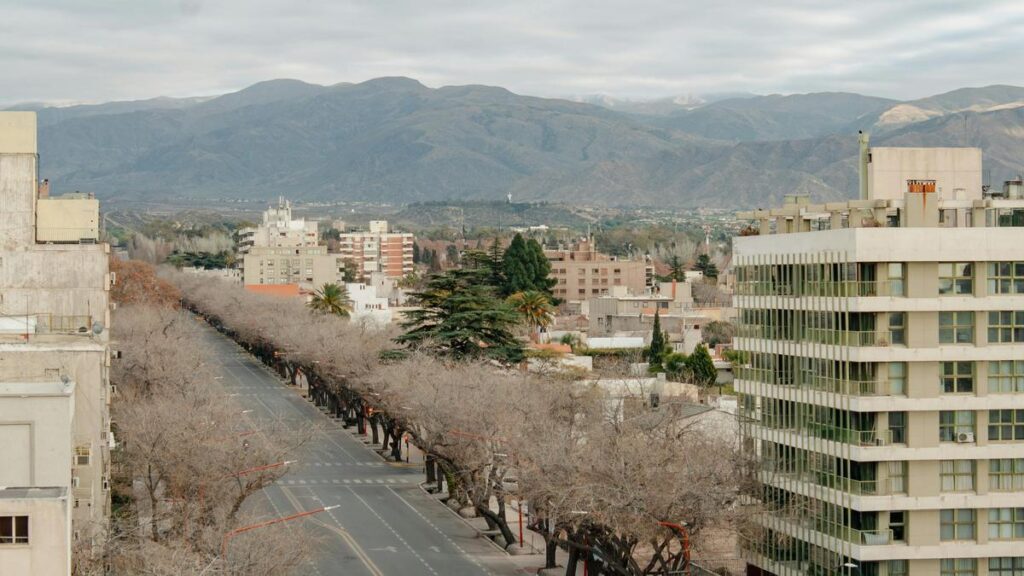 mendoza-la-ciudad-que-florece-en-el-desierto-gracias-a-sus-acequias-urbanas