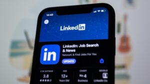 usuarios-de-linkedin-se-sienten-incomodos-por-mensajes-coquetos-no-solicitados-en-la-plataforma